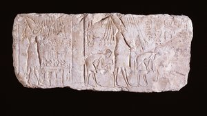 Relieff av den kjetterske kong Akhenaten som viser kongen stående, armene løftet, foran et offerbord og gå i prosesjon for å feire den kongelige heb sed-festivalen, New Kingdom, 1353-37 f.Kr.